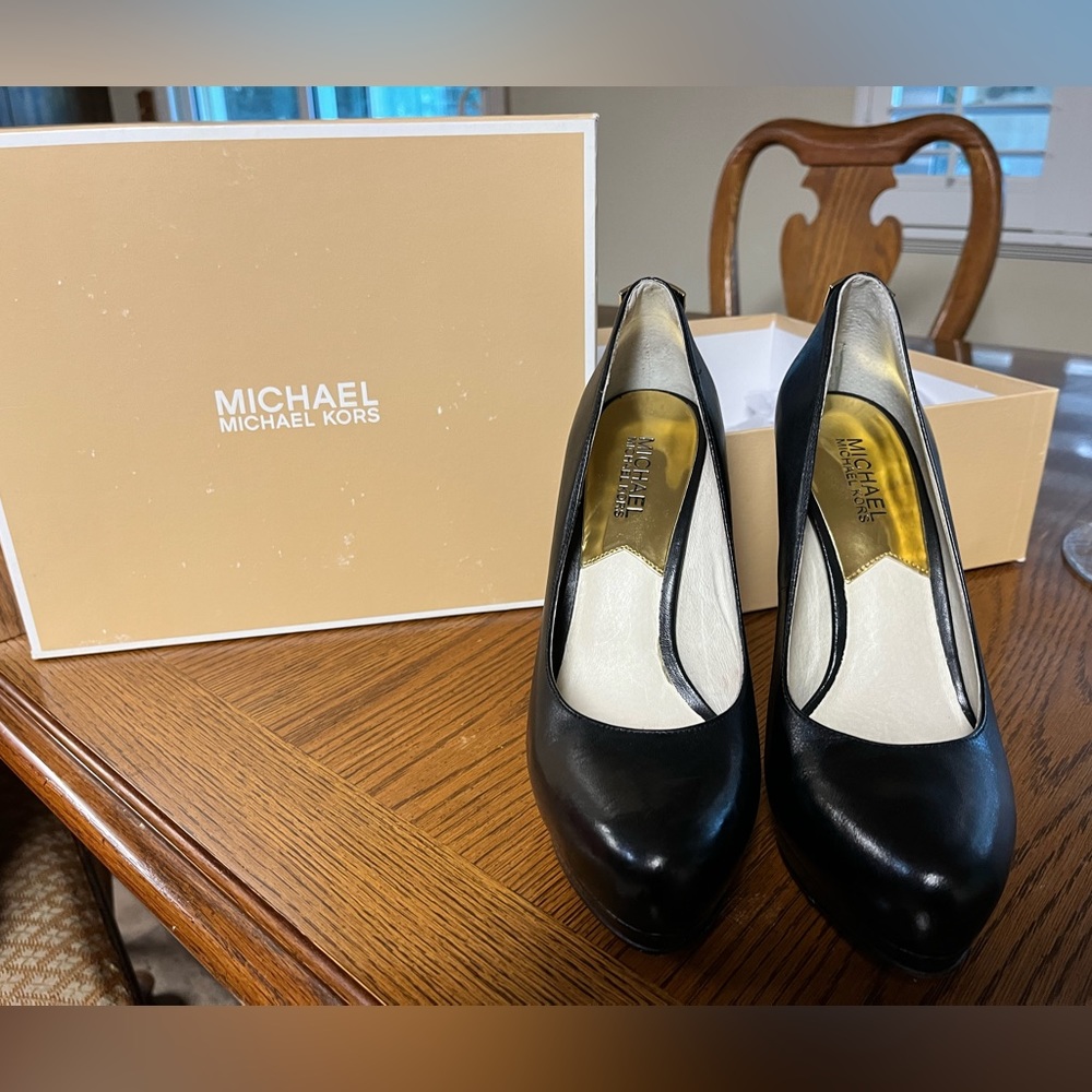 Michael Kors Hamilton Pumps Size 7.5 Black Leather